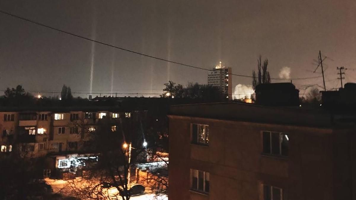 В небе над Черноморском можно было заметить световые столбы: что известно об этом явлении – фото