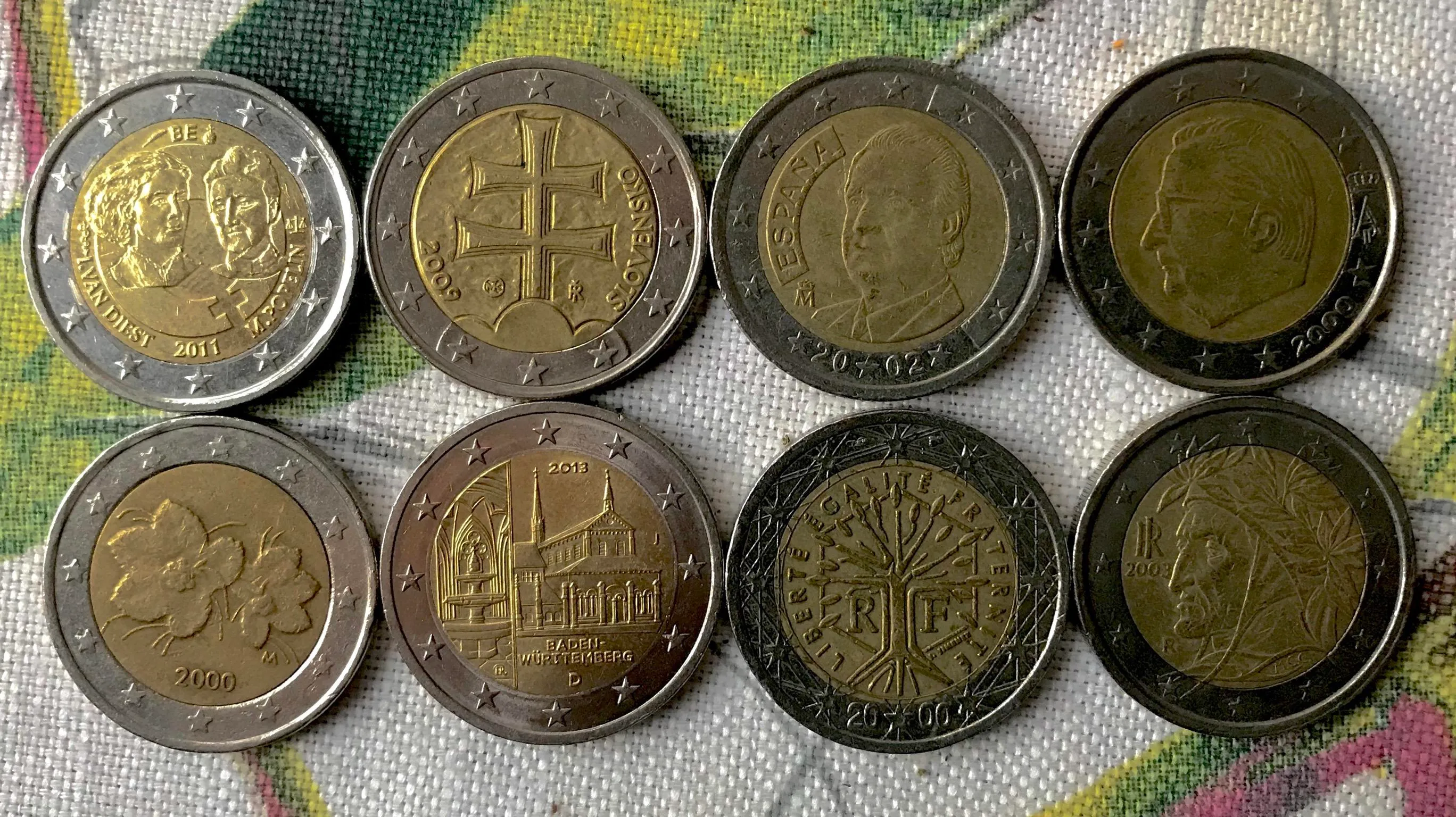 Двухдолларовые монеты евро в разных странах