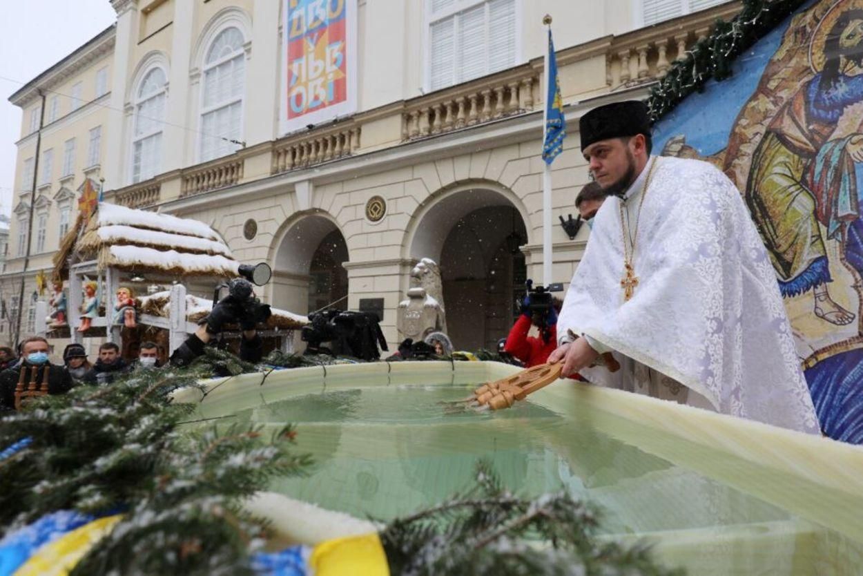 Во Львове состоялось освящение воды на площади Рынок: видео
