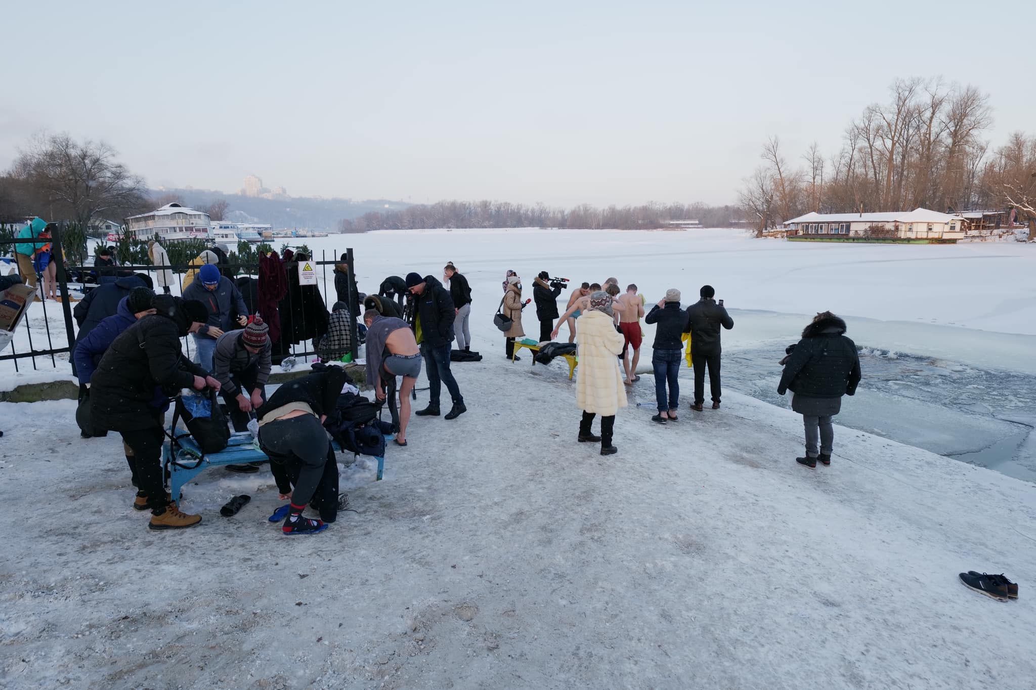 Як у містах України купаються на Водохреще: фото, відео