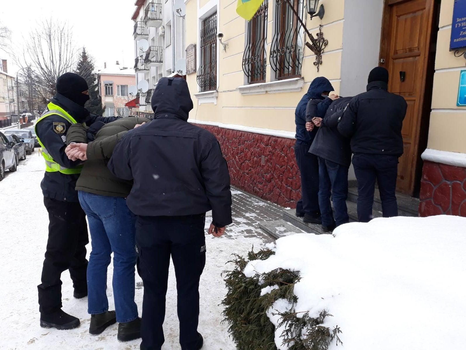 Били сокирою по голові: на Львівщині 2 зловмисників пограбували чоловіка – фото