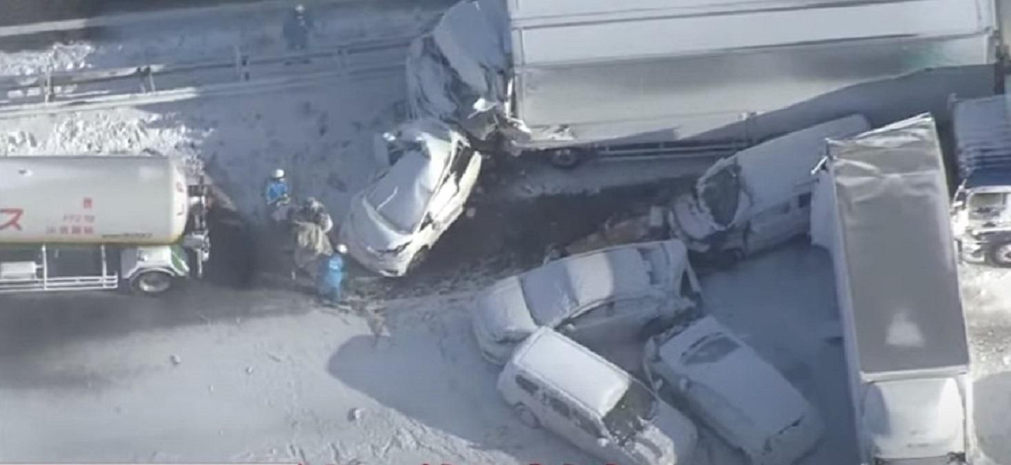 В Японії через снігопад 19.01.2021 у ДТП зіткнулися 130 машин В Японії через снігопад 19.01.2021 у ДТП зіткнулися 130 машин