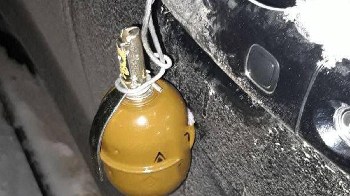 В Ровно к машине полицейского привязали гранату В Ровно к машине полицейского привязали гранату