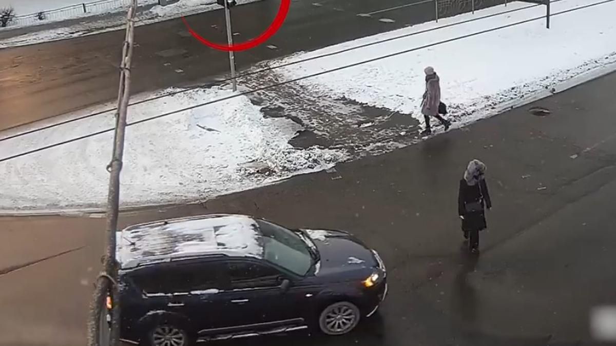 В Киеве Mitsubishi сбил женщину на переходе