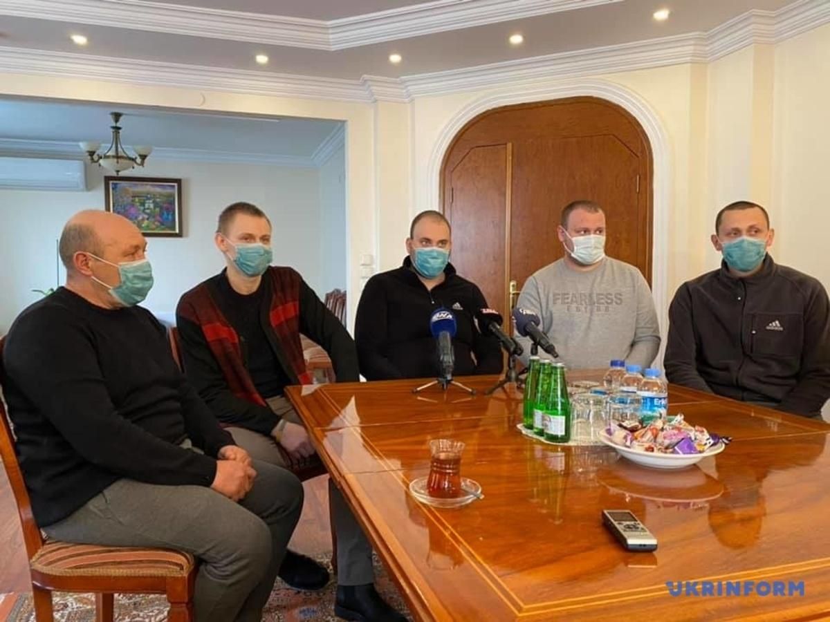 Крушение судна Arvin: спасенные украинцы уже прибыли в Анкару – фото Крушение судна Arvin: спасенные украинцы уже прибыли в Анкару – фото