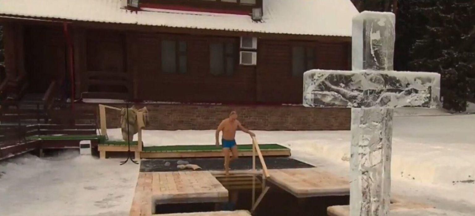 Путин искупался в проруби и рассмешил людей: видео Путин искупался в проруби и рассмешил людей: видео