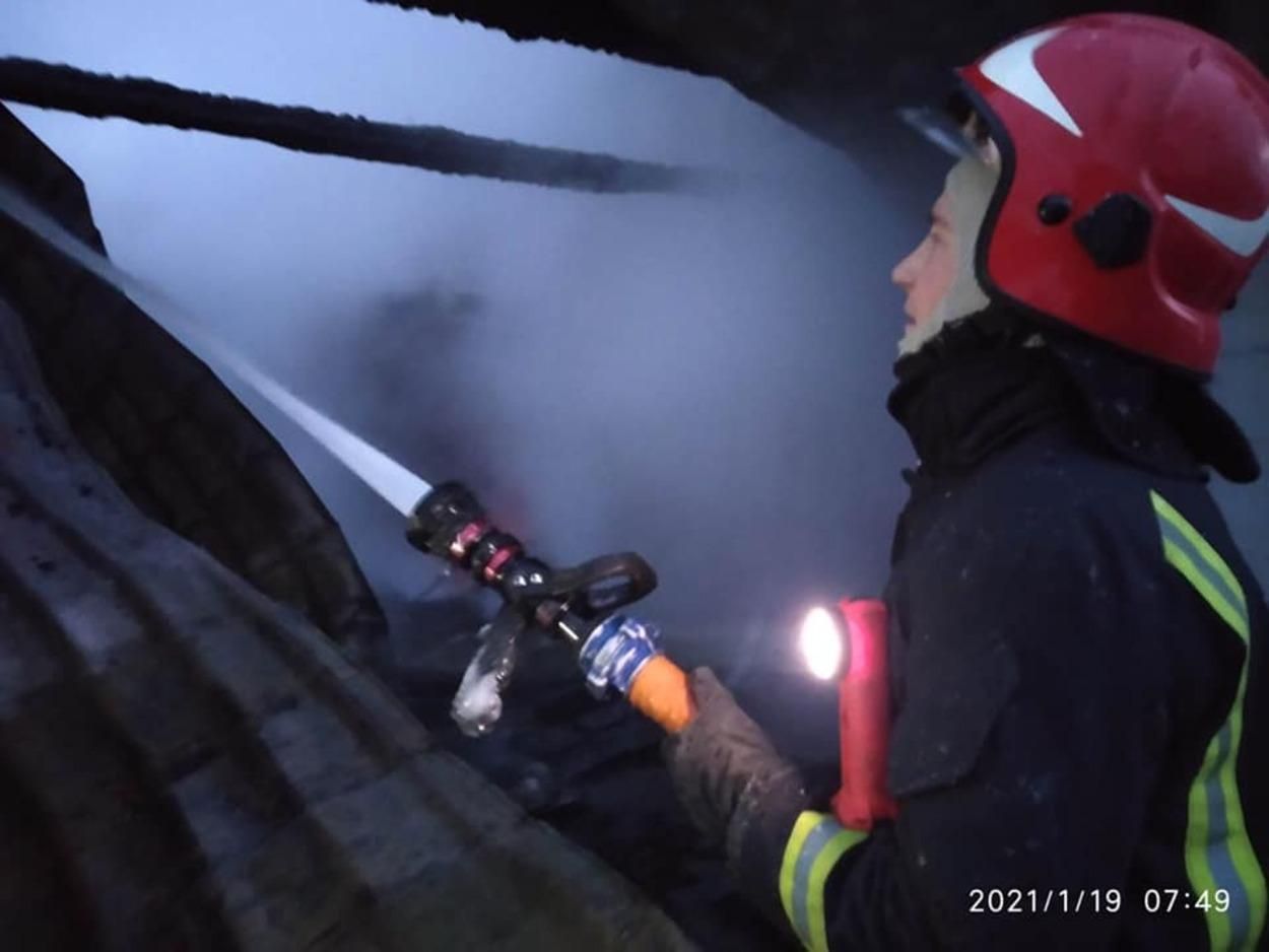 На Львовщине 19.01.2021 дотла сгорел 2-этажный особняк: фото с места пожара На Львовщине 19.01.2021 дотла сгорел 2-этажный особняк: фото с места пожара