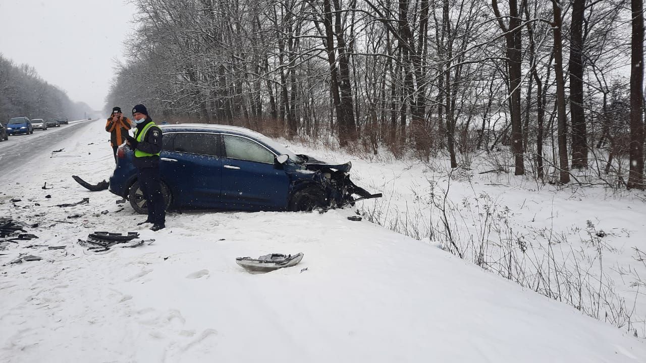 На трасі Львів – Шегині лоб у лоб зіткнулись Renault та Кіа: автівки розлетілись хто куди – фото На трасі Львів – Шегині лоб у лоб зіткнулись Renault та Кіа: автівки розлетілись хто куди – фото