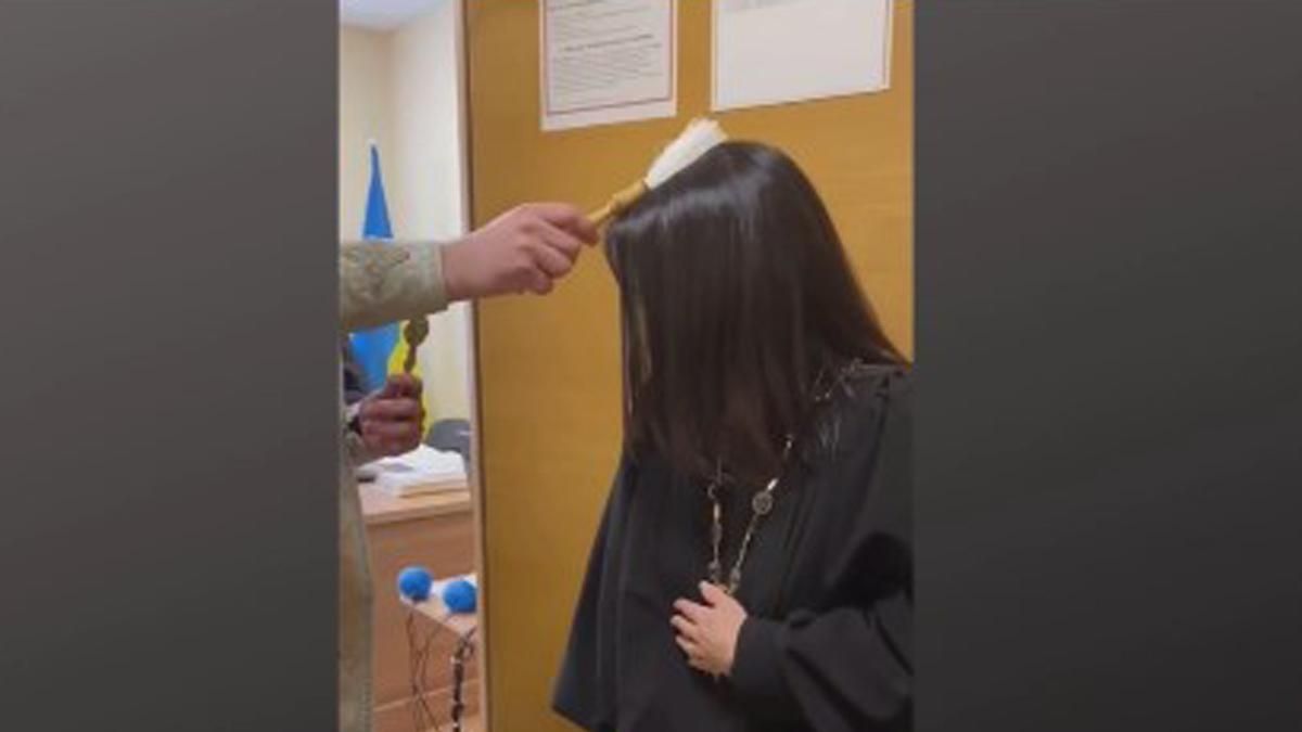 В Окружной админсуд Киева вызвали батюшку: очищать судей от грехов В Окружной админсуд Киева вызвали батюшку: очищать судей от грехов