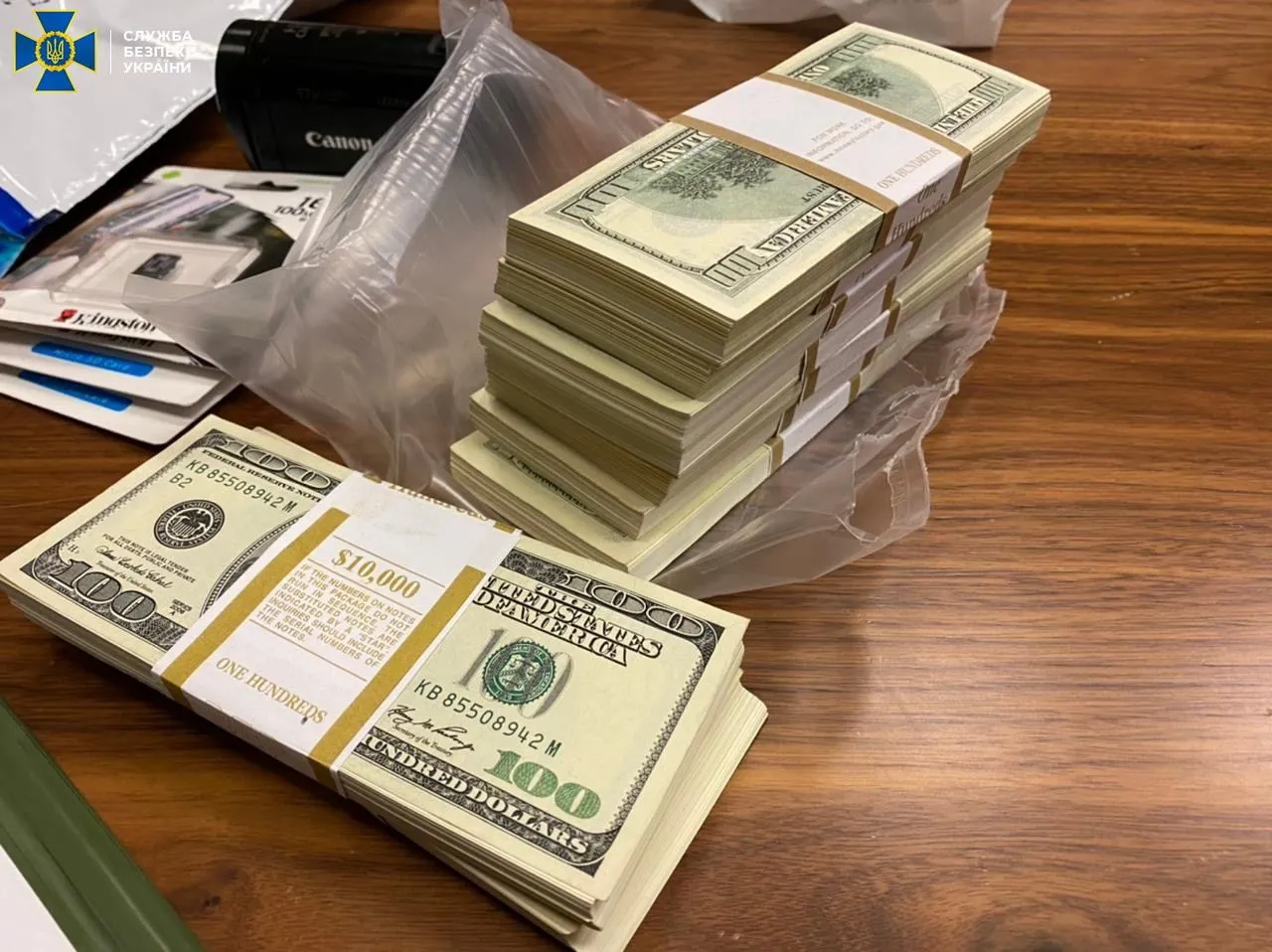 Обіцяли влаштувати на роботу в Офіс президента: СБУ викрила шахраїв Обіцяли влаштувати на роботу в Офіс президента: СБУ викрила шахраїв