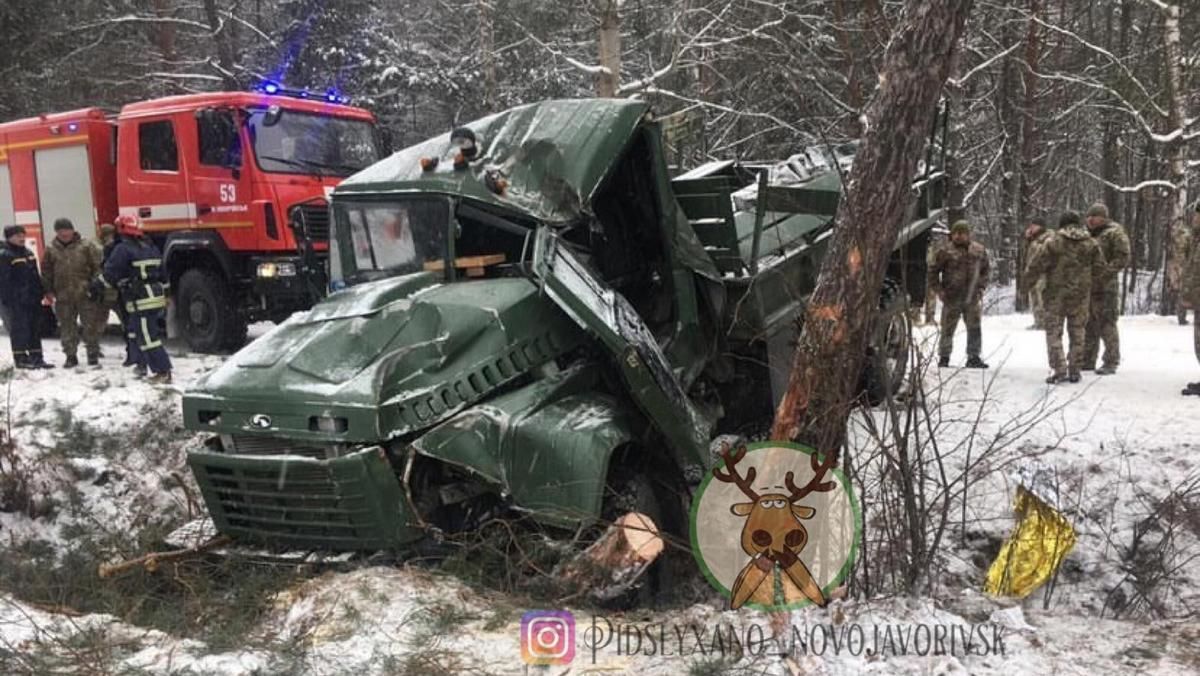 На Яворівському полігоні вантажівка з військовими злетіла з дороги