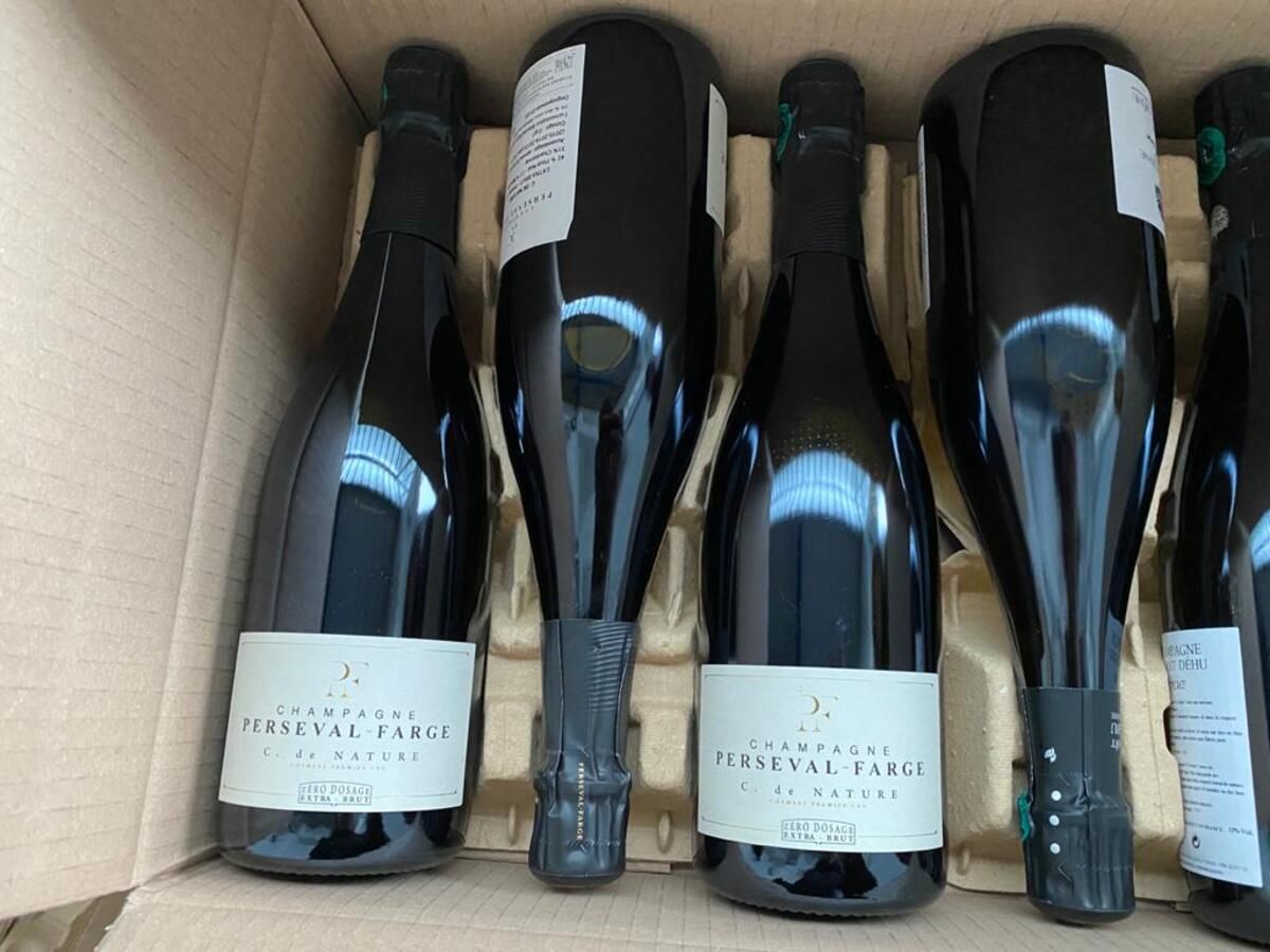 Элитное шампанское и одежда: за сутки таможенники изъяли почти тонну контрабанды - фото Элитное шампанское и одежда: за сутки таможенники изъяли почти тонну контрабанды - фото