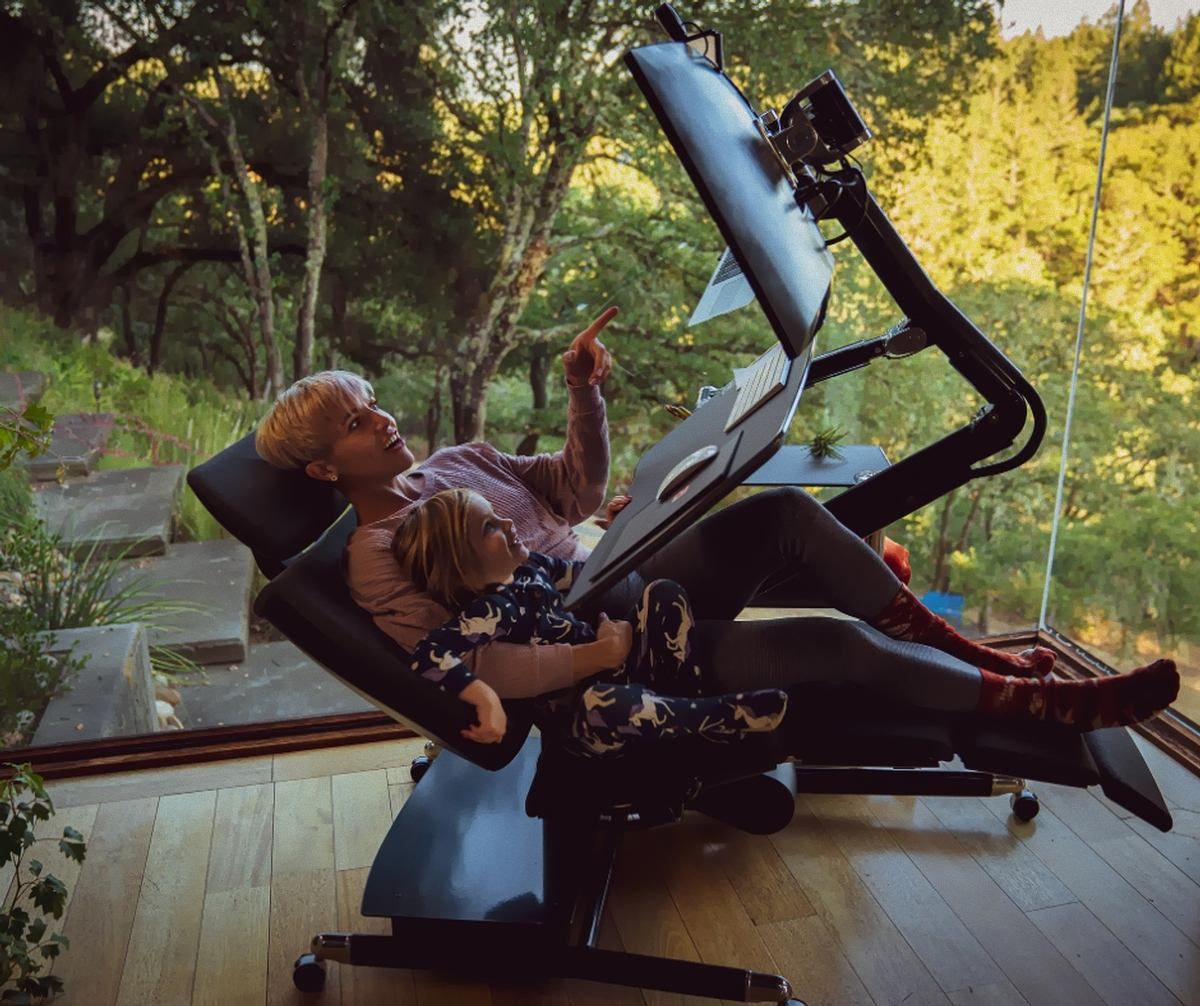 Altwork створила комп'ютерний стіл, за яким можна працювати лежачи Altwork створила комп'ютерний стіл, за яким можна працювати лежачи