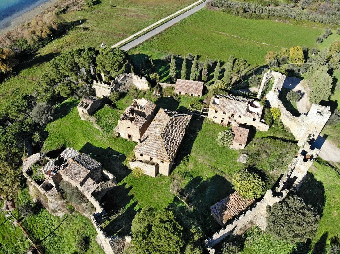 Споруди Castello di Zocco   / Фото JamesEdition Споруди Castello di Zocco   / Фото JamesEdition