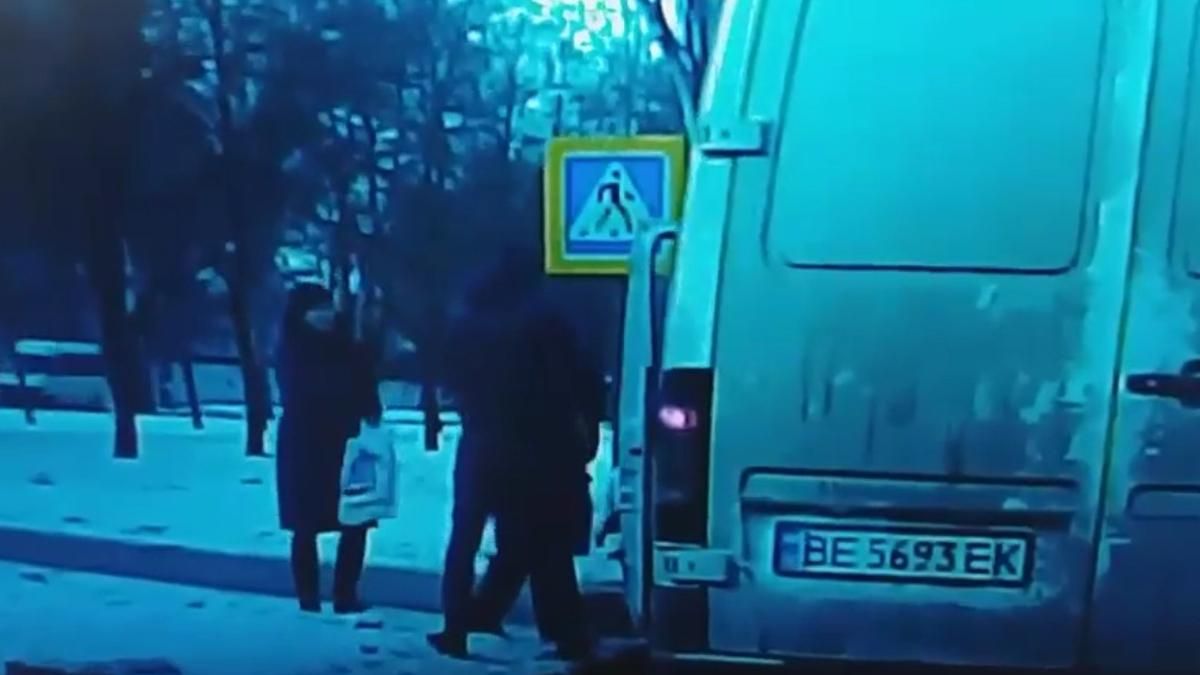 В Николаеве водитель набросился на пешехода с ребенком - Новости