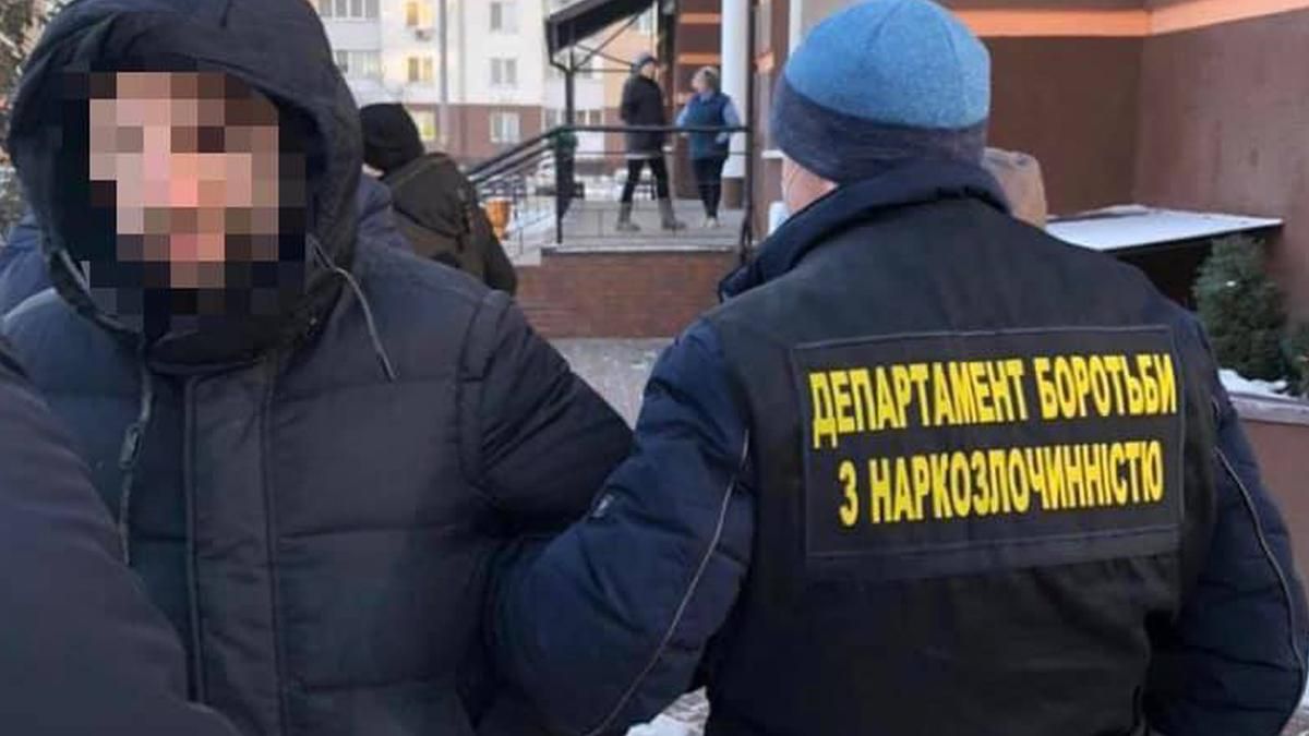 Продавав липові довідки про COVID-19: у Києві впіймали шахрая