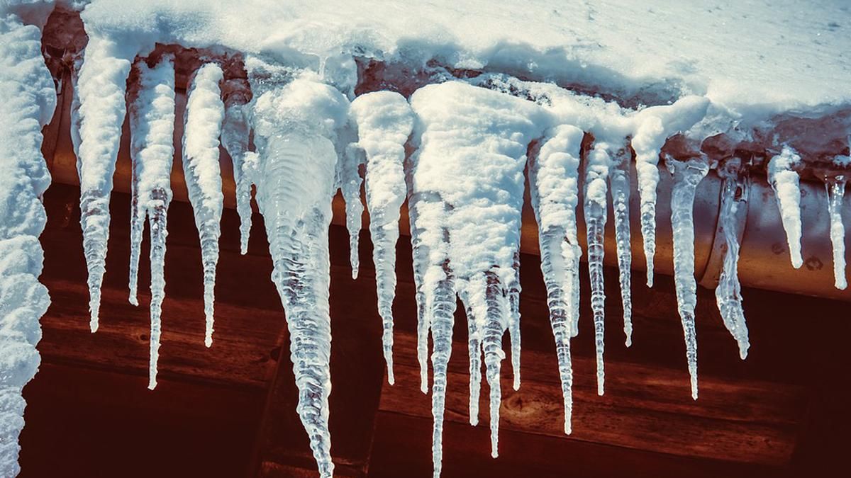 У Києві попередили, що через перепади температури падатимуть бурульки У Києві попередили, що через перепади температури падатимуть бурульки