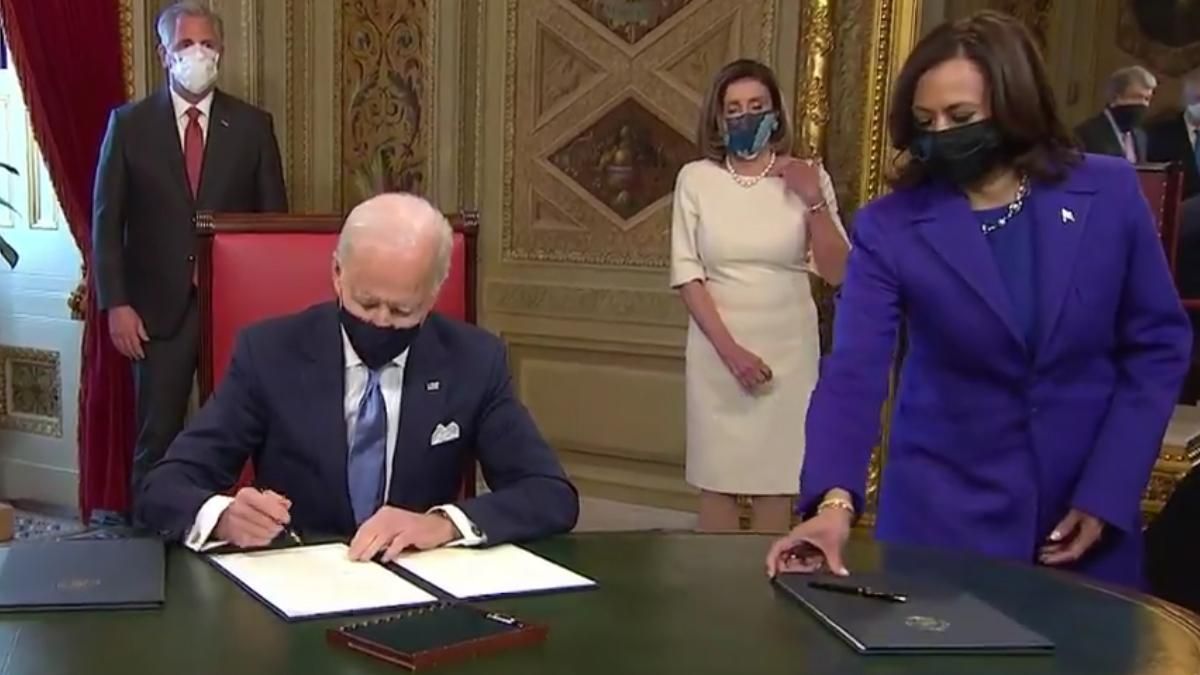 Президент США Джо Байден ухвалив перші рішення Президент США Джо Байден ухвалив перші рішення