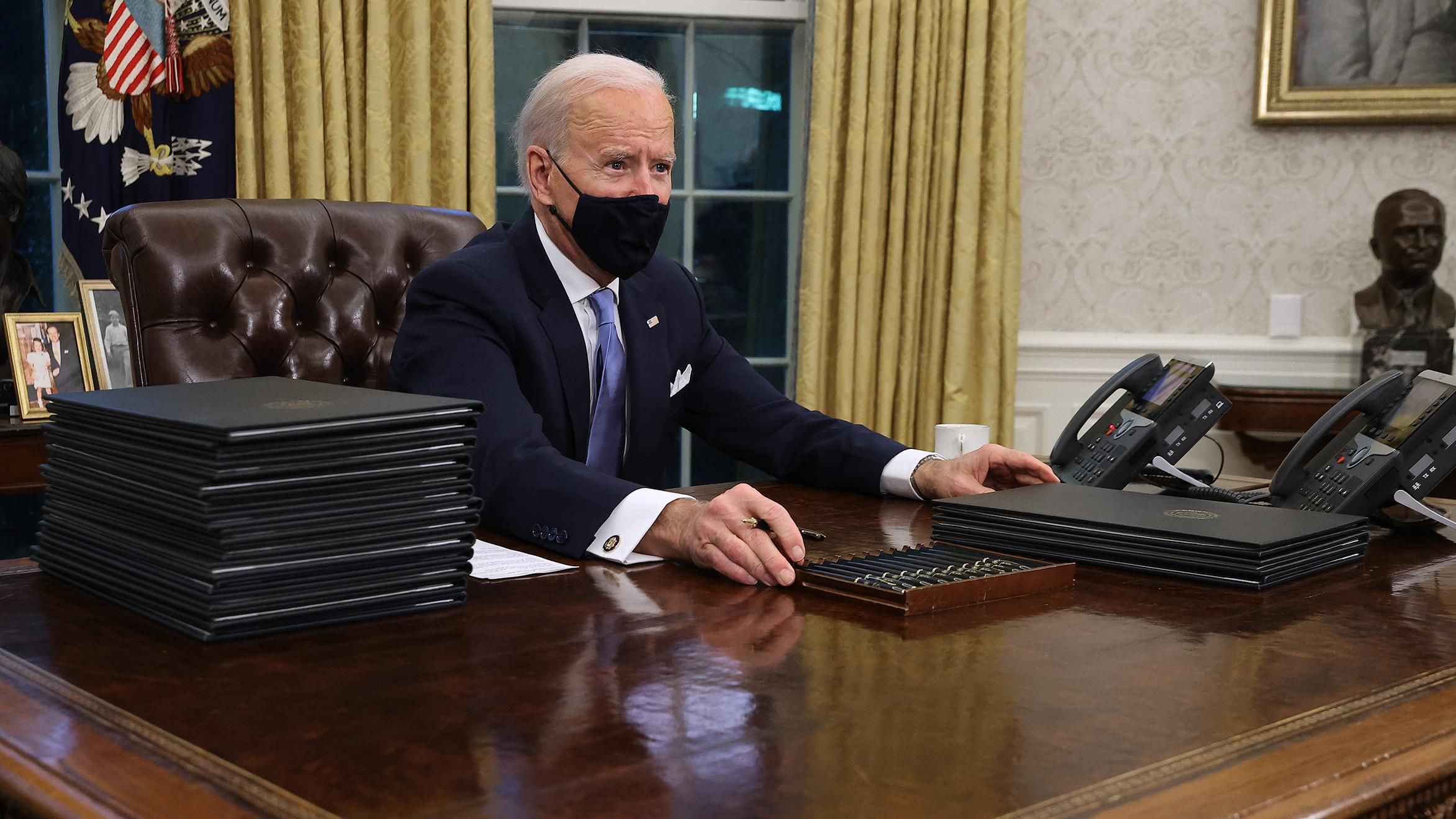 Байден підписав перші укази на посаді президента: подробиці документів Байден підписав перші укази на посаді президента: подробиці документів