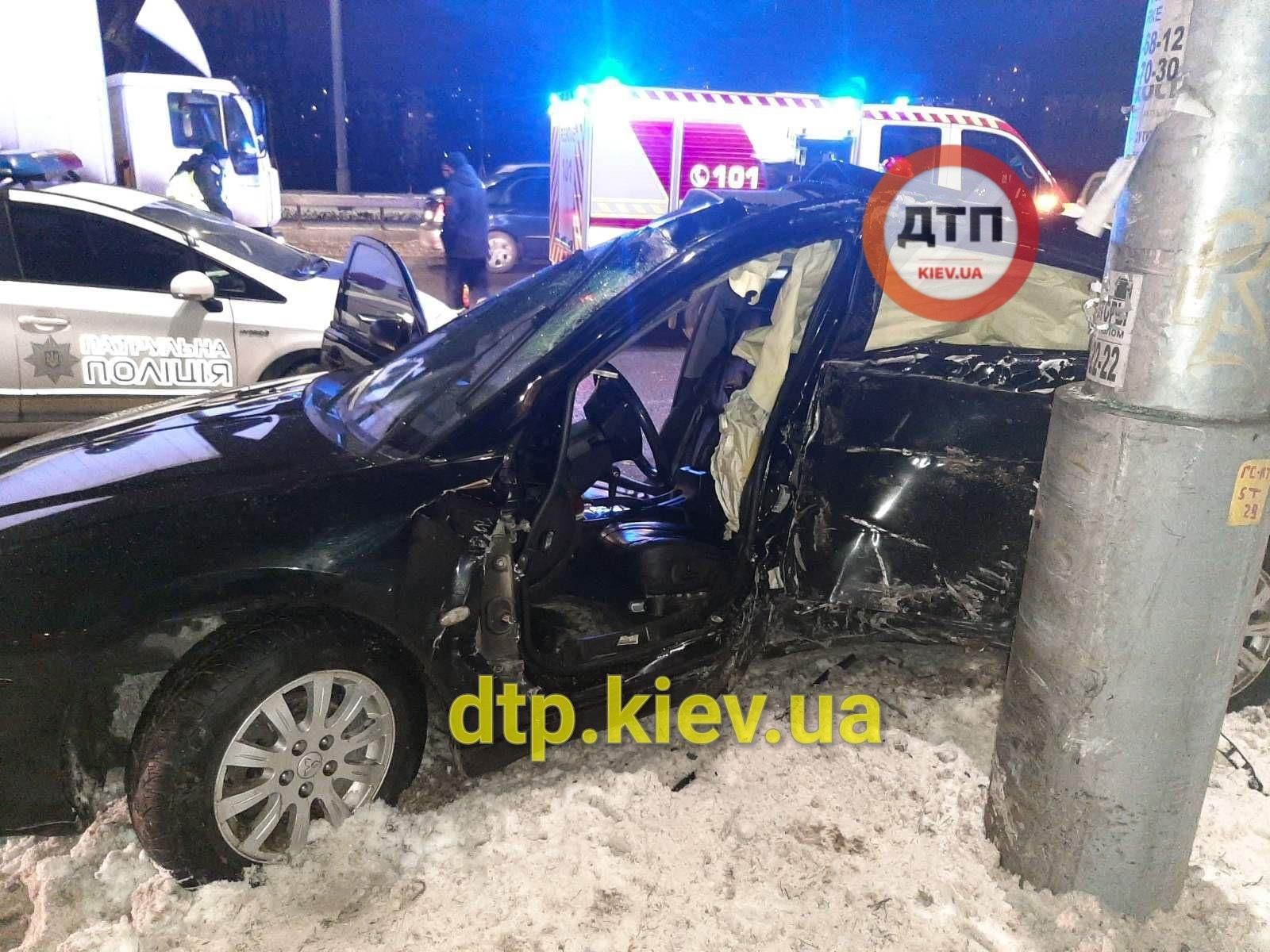 У Києві водій Mitsubishi розбився о стовп