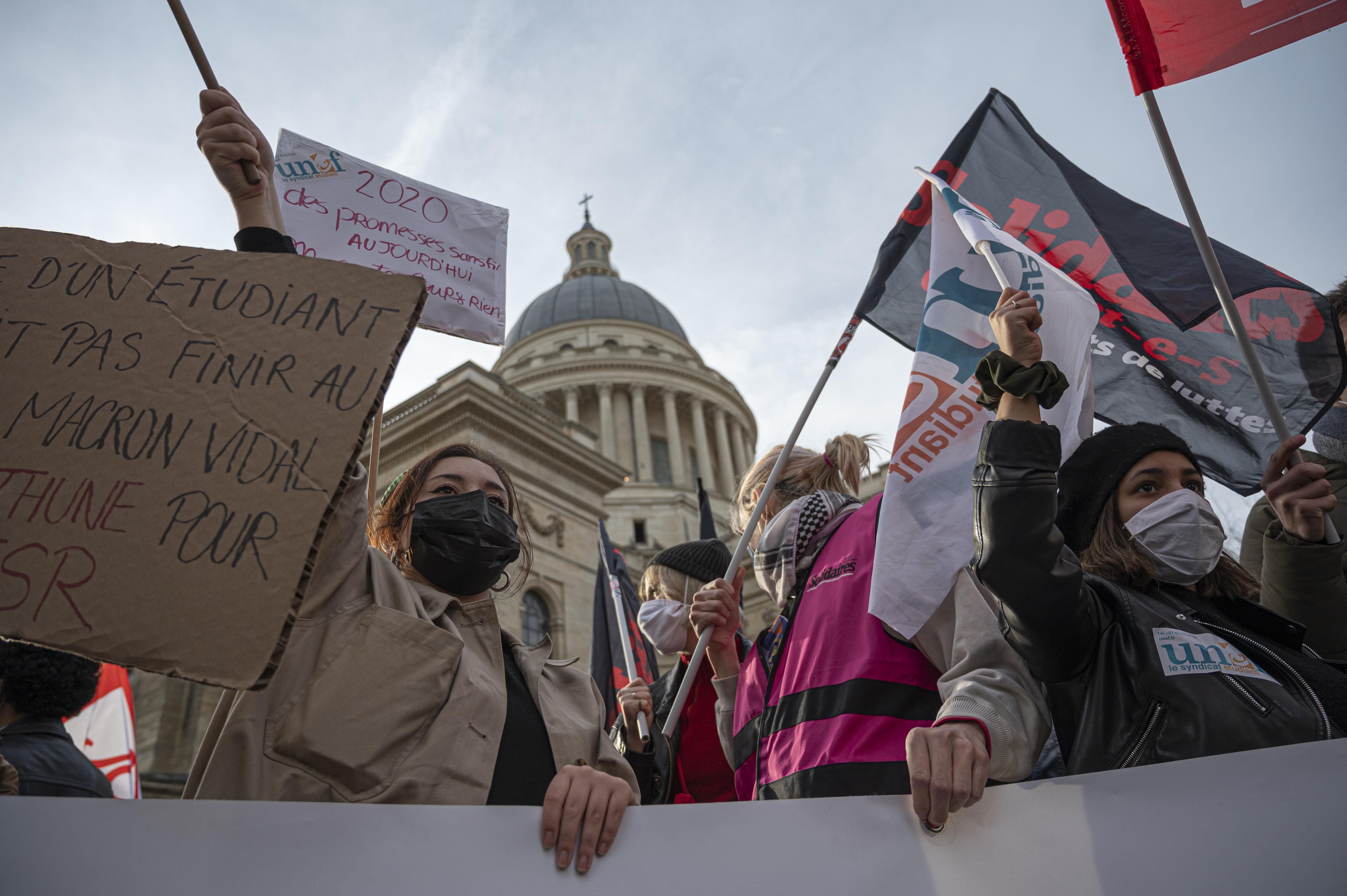 Протесты студентов во Франции: требуют вернуть очное обучение – фото