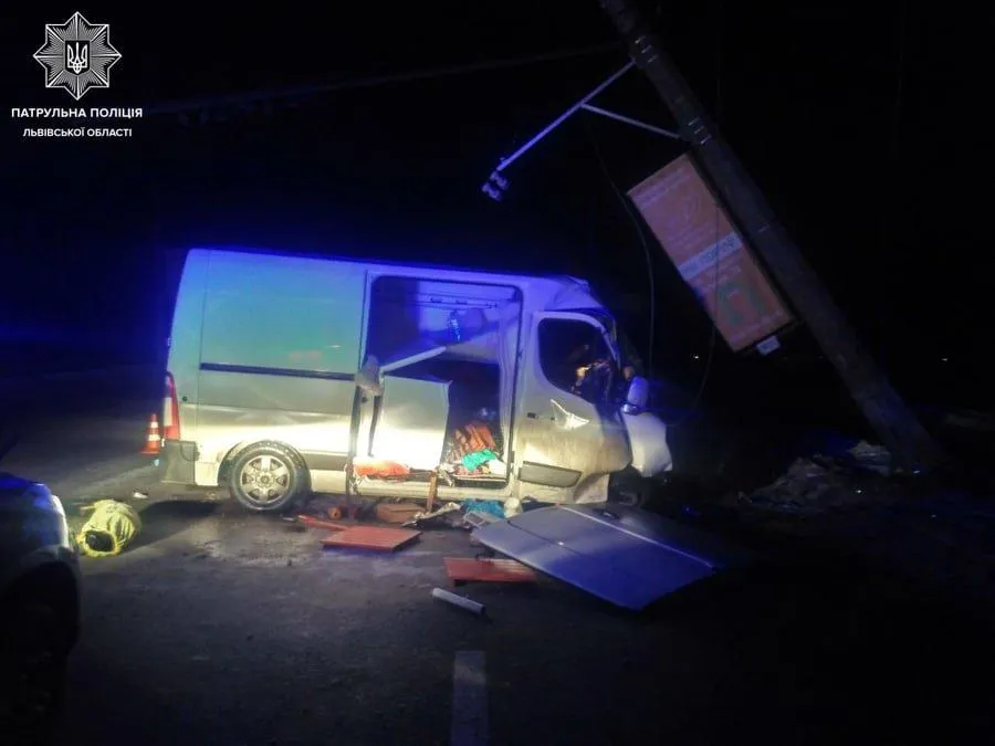 У Львові водій повалив електроопору та втік, лишивши своє авто: його розшукує поліція – фото