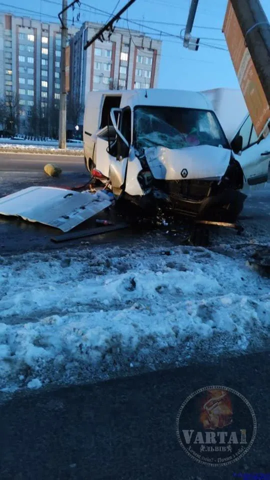 У Львові водій повалив електроопору та втік, лишивши своє авто: його розшукує поліція – фото