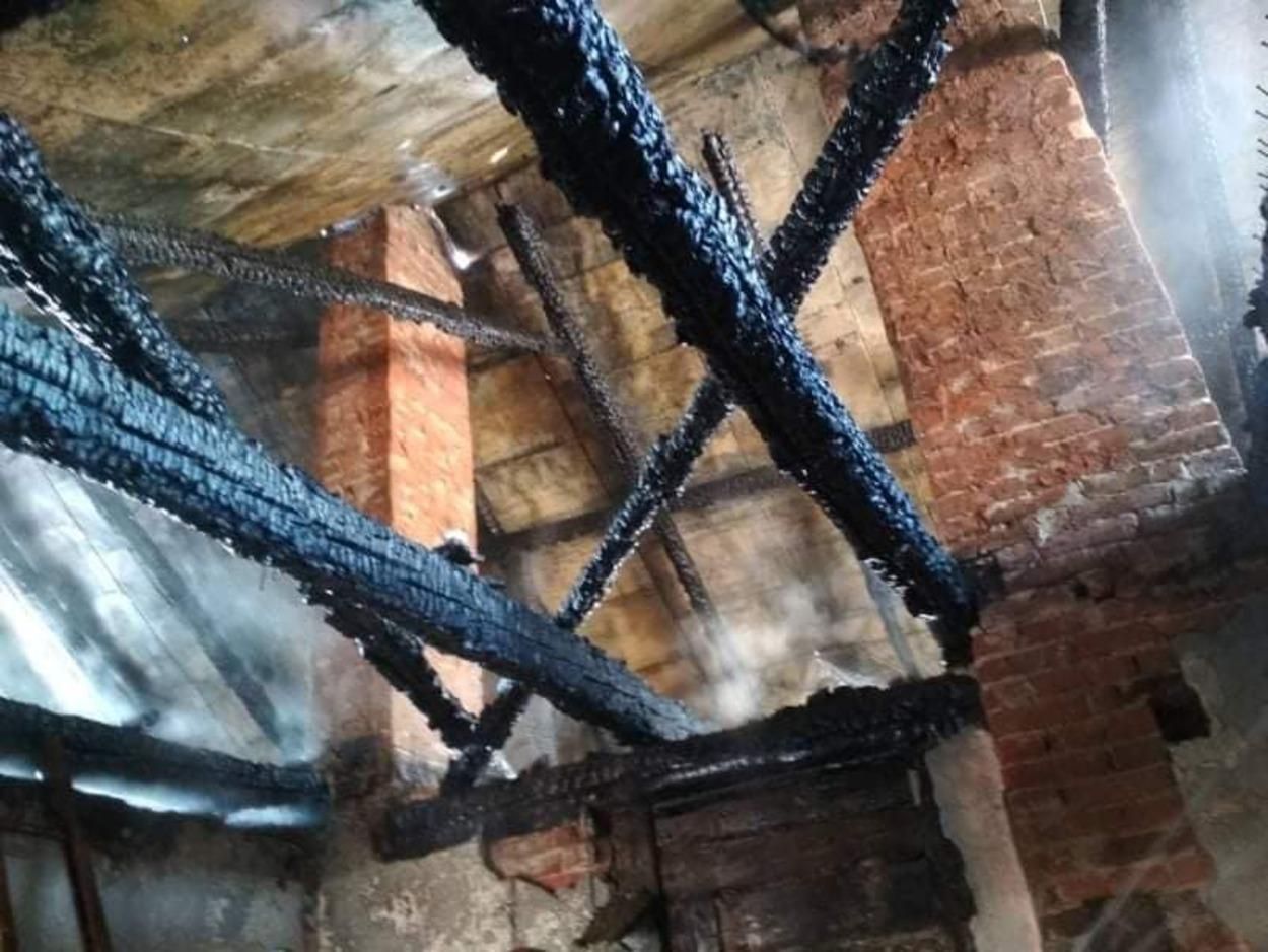 На Львовщине произошел сокрушительный пожар: сгорел Народный дом - фото с места пожара На Львовщине произошел сокрушительный пожар: сгорел Народный дом - фото с места пожара