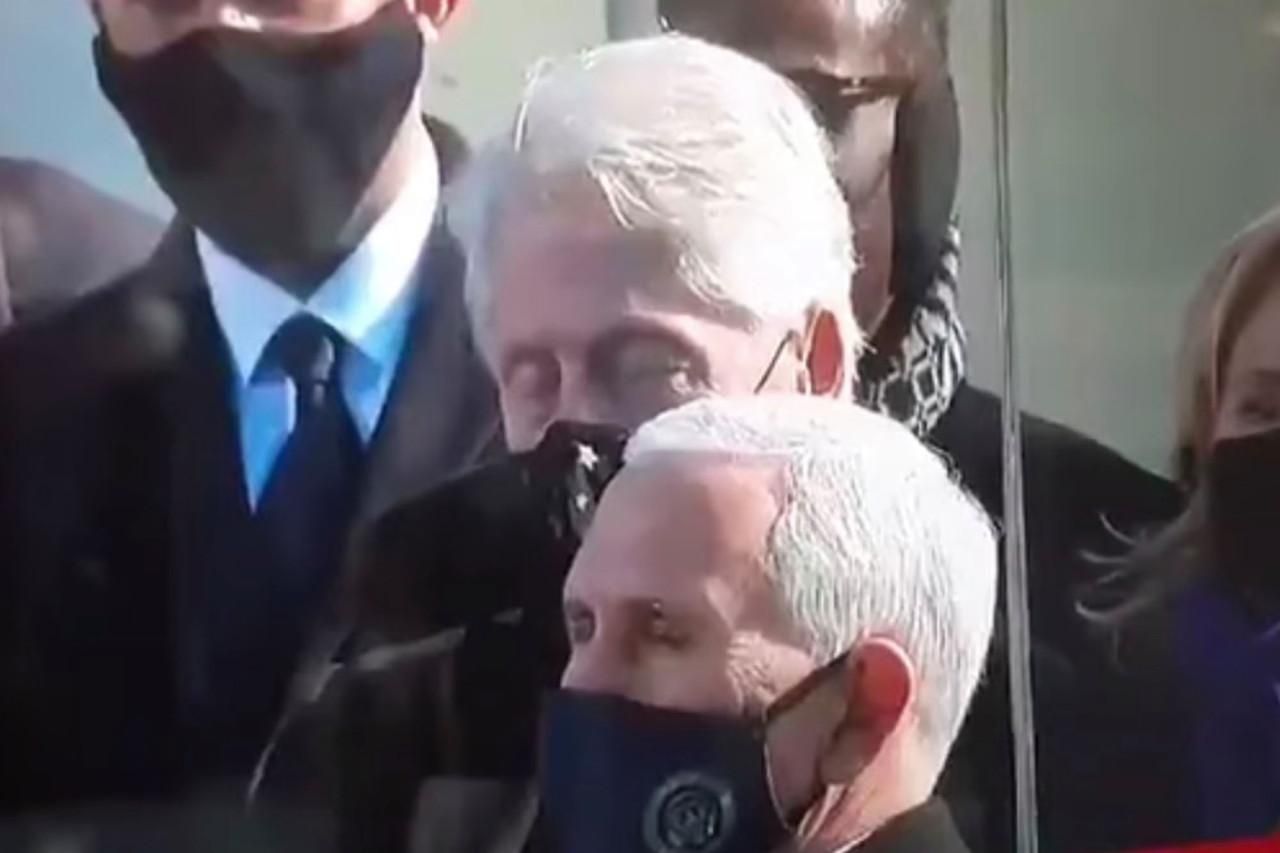 Экс президент США Билл Клинтон уснул на инаугурации Байдена - видео
