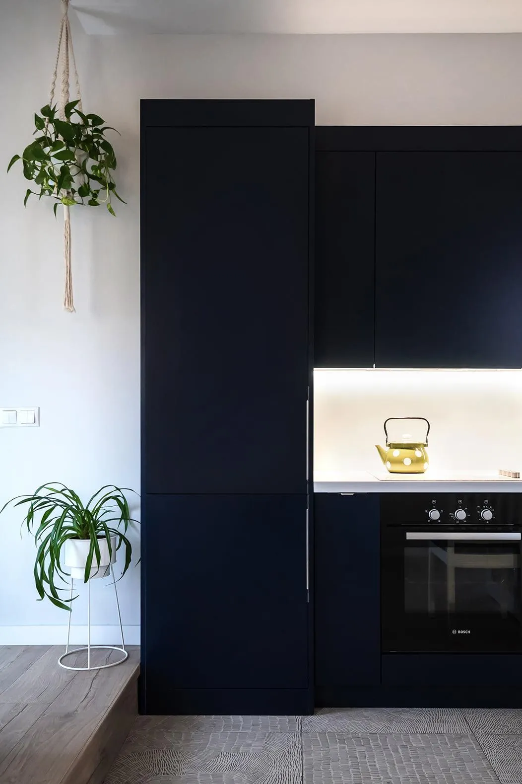Кухня с темно-синими фасадами выглядит стильно