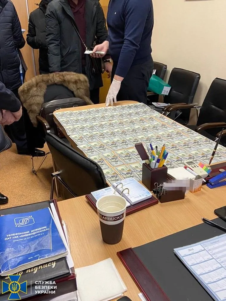 Посадовець вимагав 38,2 тисячі доларiв Посадовець вимагав 38,2 тисячі доларiв