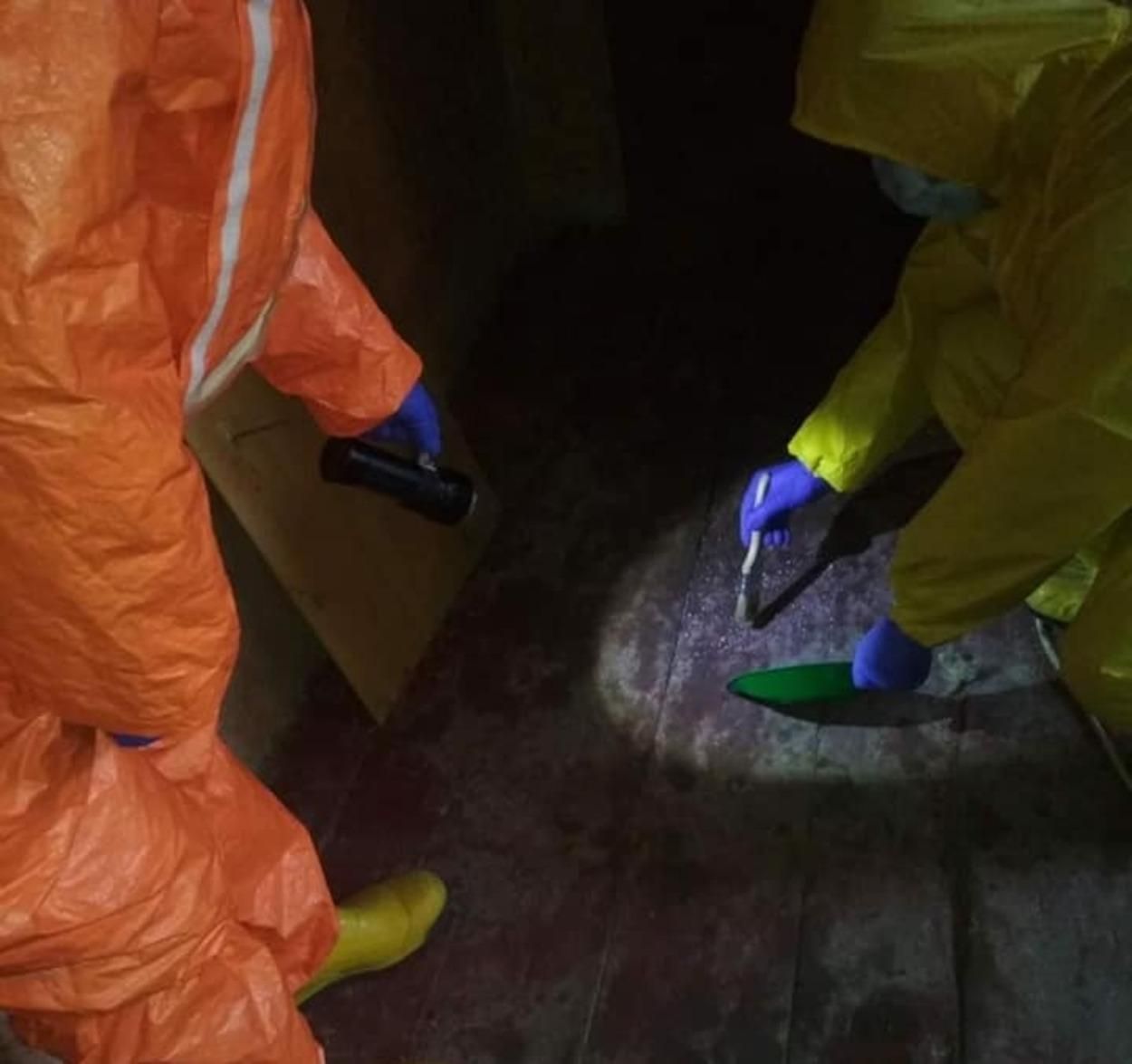 Небезпечна знахідка: у центрі Львова в під'їзді зібрали півкілограма ртуті – фото Небезпечна знахідка: у центрі Львова в під'їзді зібрали півкілограма ртуті – фото