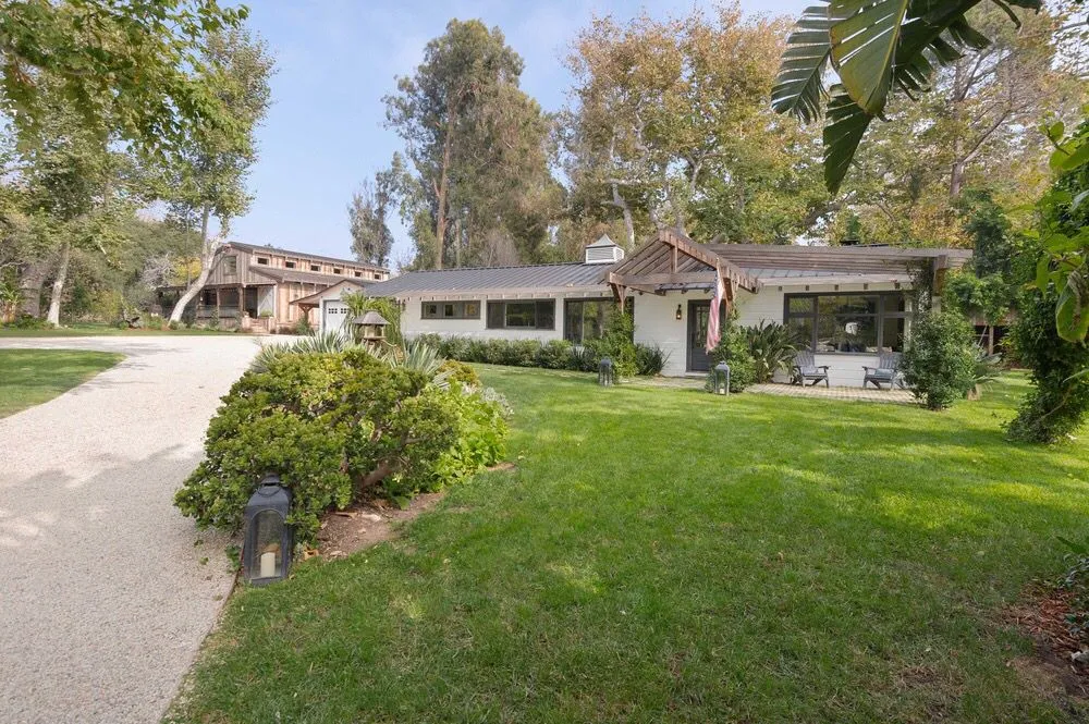 Дім знаходиться всього за кілька хвилин хотьби від пляжу / Фото Loveproperty Дім знаходиться всього за кілька хвилин хотьби від пляжу / Фото Loveproperty