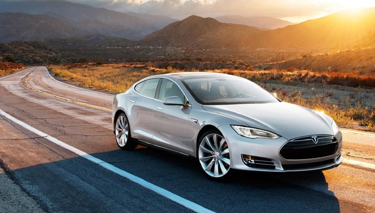 Tesla Model 3 вибухнула на паркувальному майданчику у Шанхаї Tesla Model 3 вибухнула на паркувальному майданчику у Шанхаї