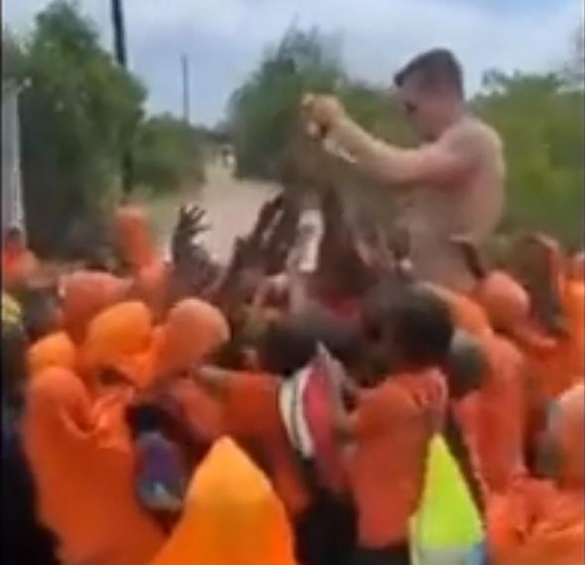 Росіянина розкритикували за роздачу шоколаду бідним дітям у Танзанії Росіянина розкритикували за роздачу шоколаду бідним дітям у Танзанії