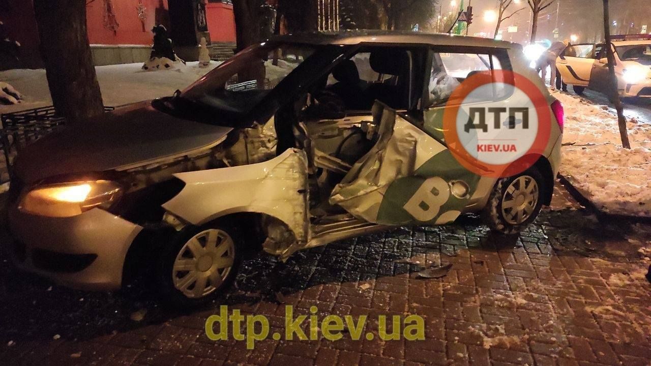 У центрі Києва таксист вилетів з дороги та розбив автівку