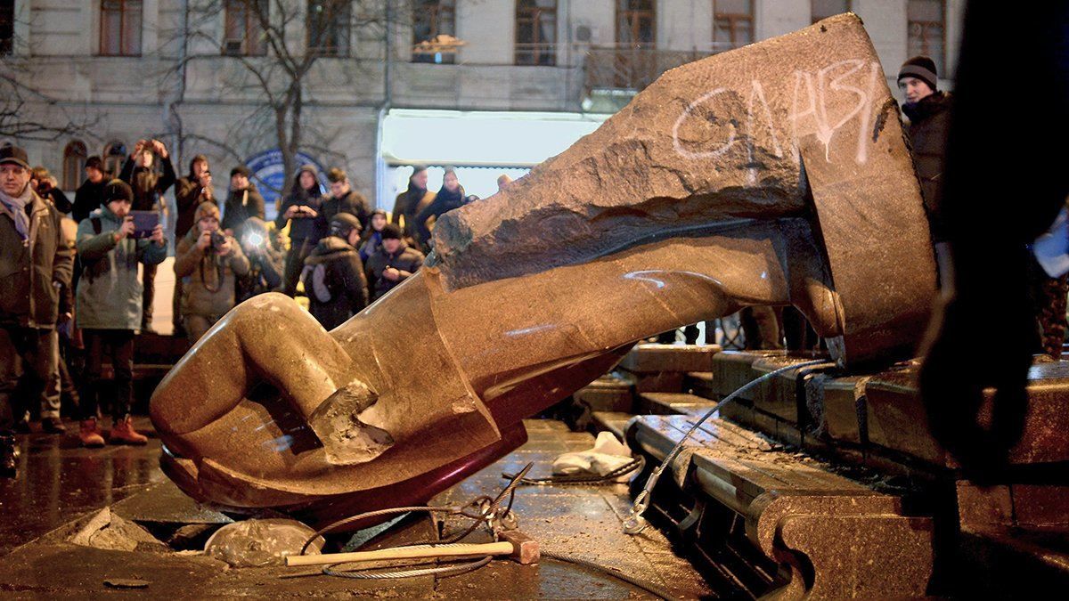 На Одещині демонтували пам'ятник Володимиру Леніну: відео