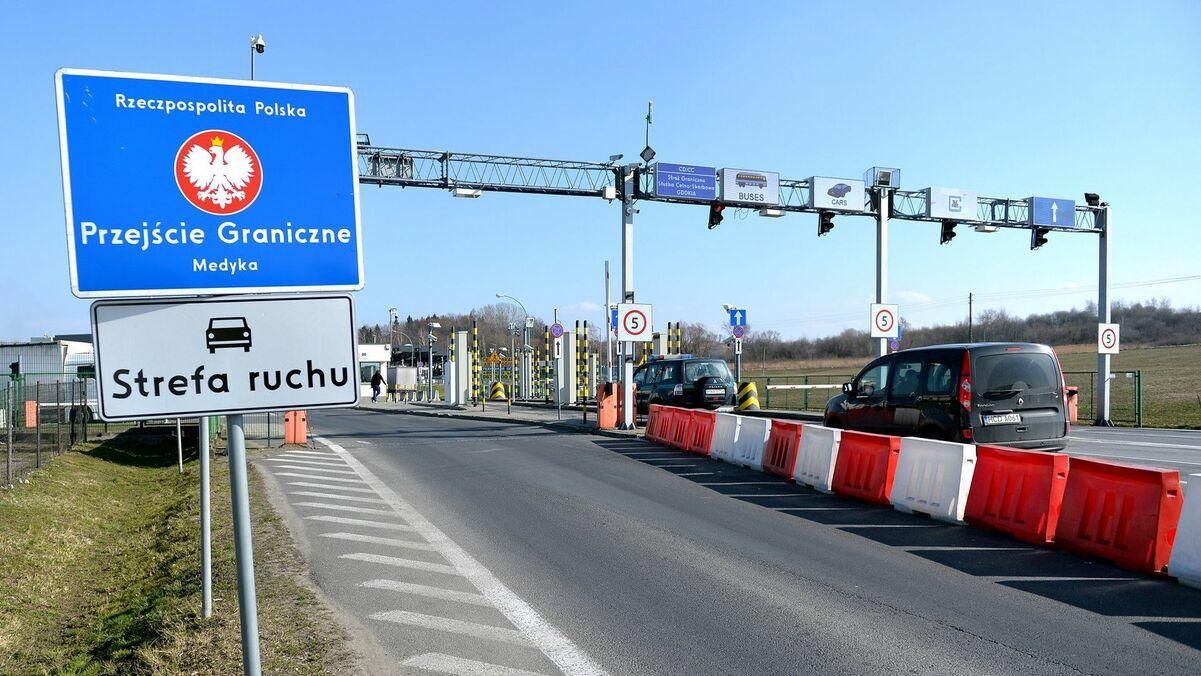 На границе с Польшей украинцы по 10 часов в очереди