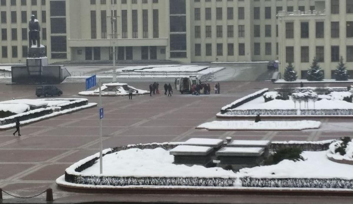 В центре Минска мужчина устроил самоподжог: видео 18+ В центре Минска мужчина устроил самоподжог: видео 18+