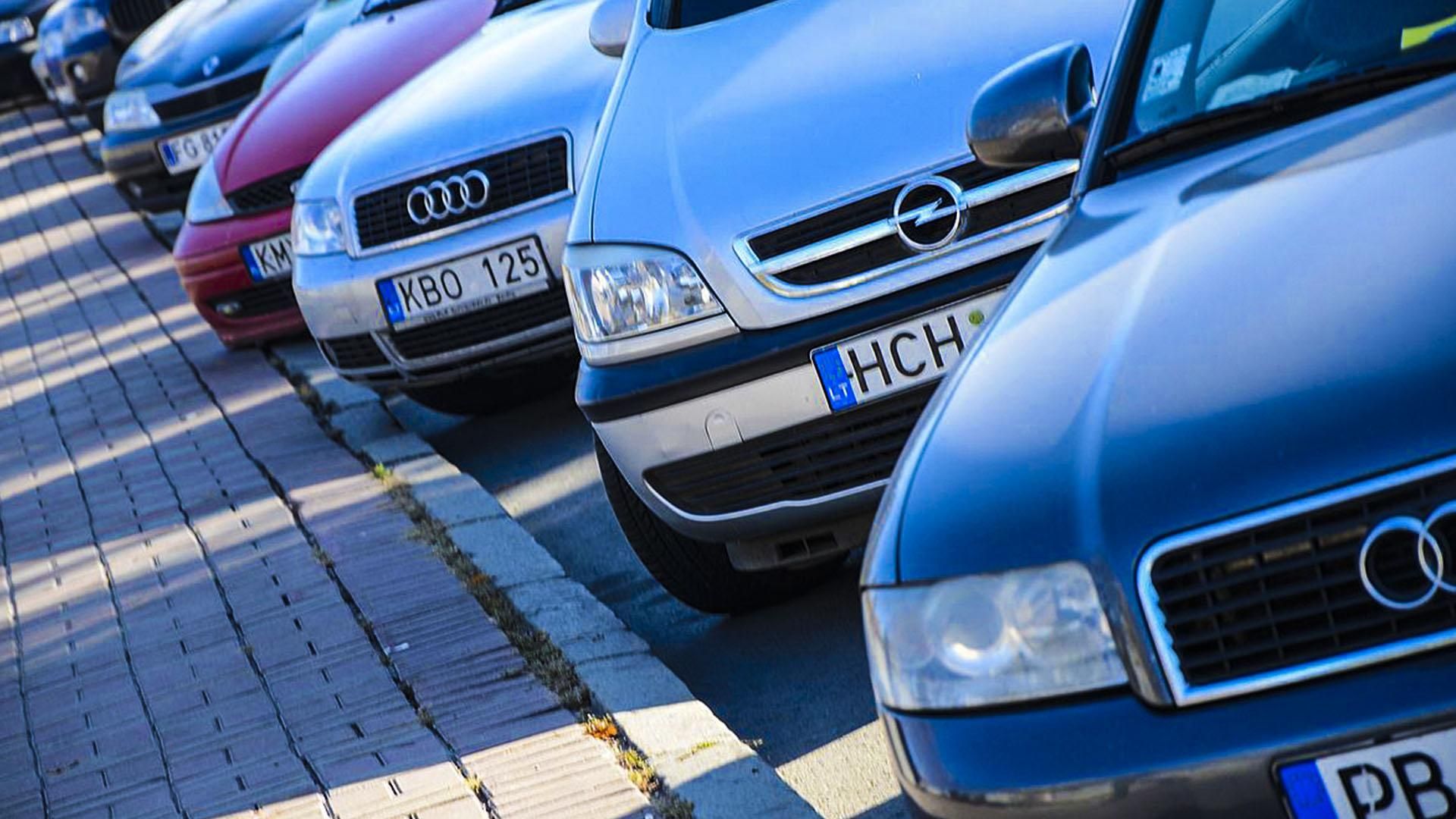 В Україну незаконно ввозили євробляхи, до цього причетні посадовці МВС В Україну незаконно ввозили євробляхи, до цього причетні посадовці МВС