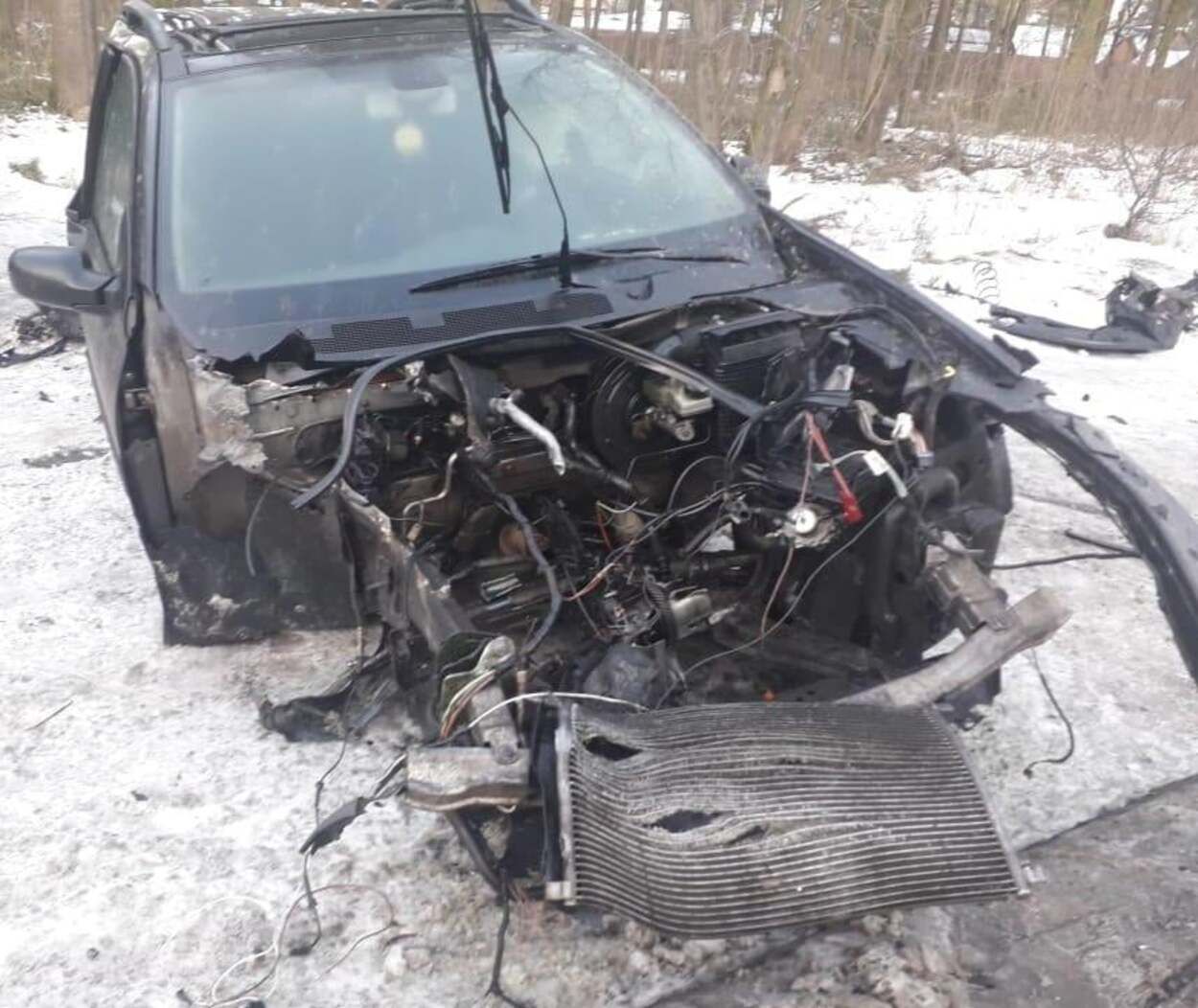 На Львівщині зіштовхнулись автобус та легковик: Renault перетворилось на металобрухт – фото На Львівщині зіштовхнулись автобус та легковик: Renault перетворилось на металобрухт – фото