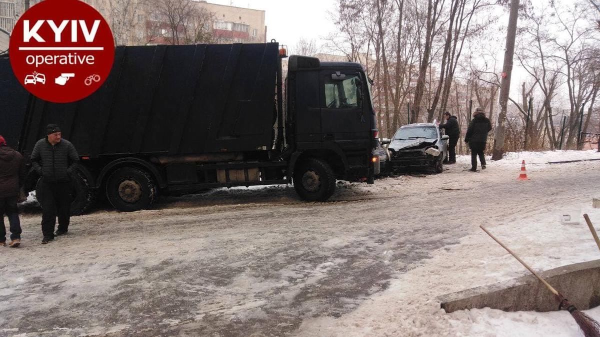 У Києві сміттєвоз епічно протаранив 9 машин