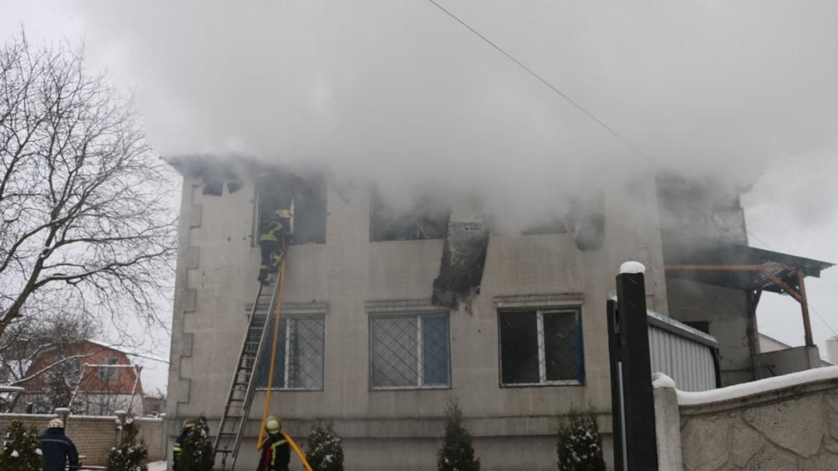 Появилось видео первых минут пожара в Харькове: 2 этаж был в огне