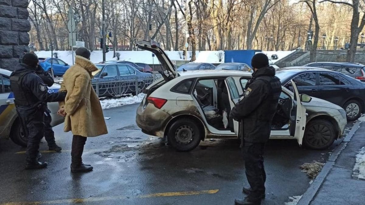Біля Верховної Ради затримали озброєного чоловіка