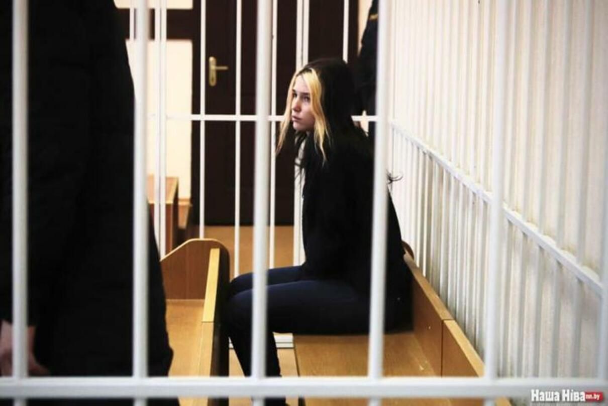 В Беларуси за надписи на щитах девушке присудили 2 года колонии В Беларуси за надписи на щитах девушке присудили 2 года колонии