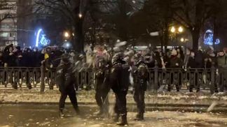 Снежные бои и столкновения возле СИЗО: как Россия протестовала за Навального – фото, видео