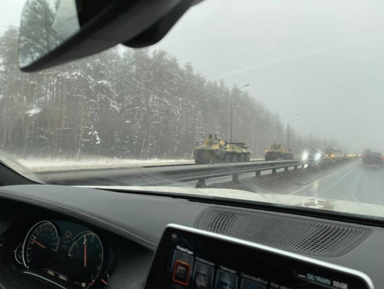 Протесты в России: в Москву едет тяжелая бронетехника - фото