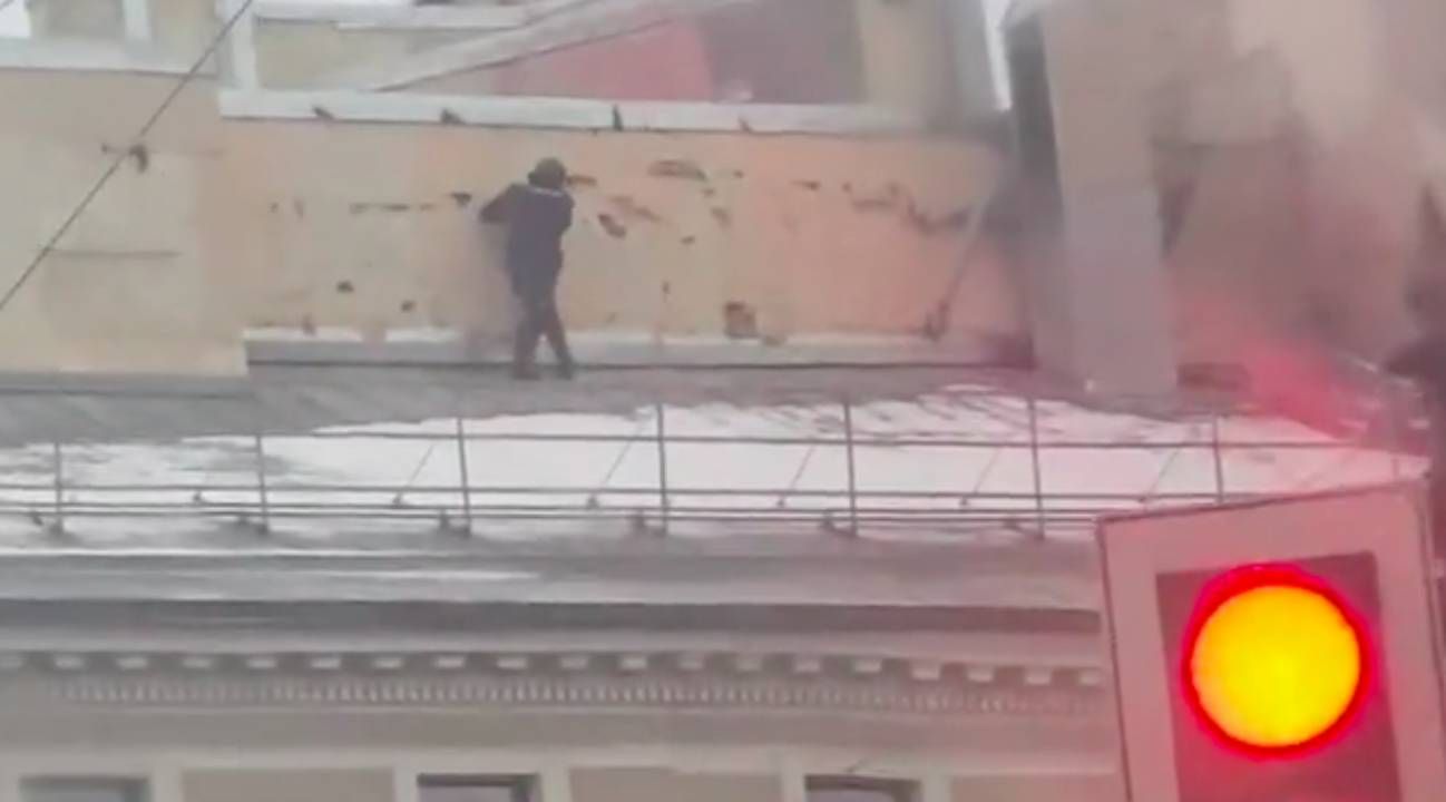 Російський силовик виліз на дах, аби затримати активіста: відео