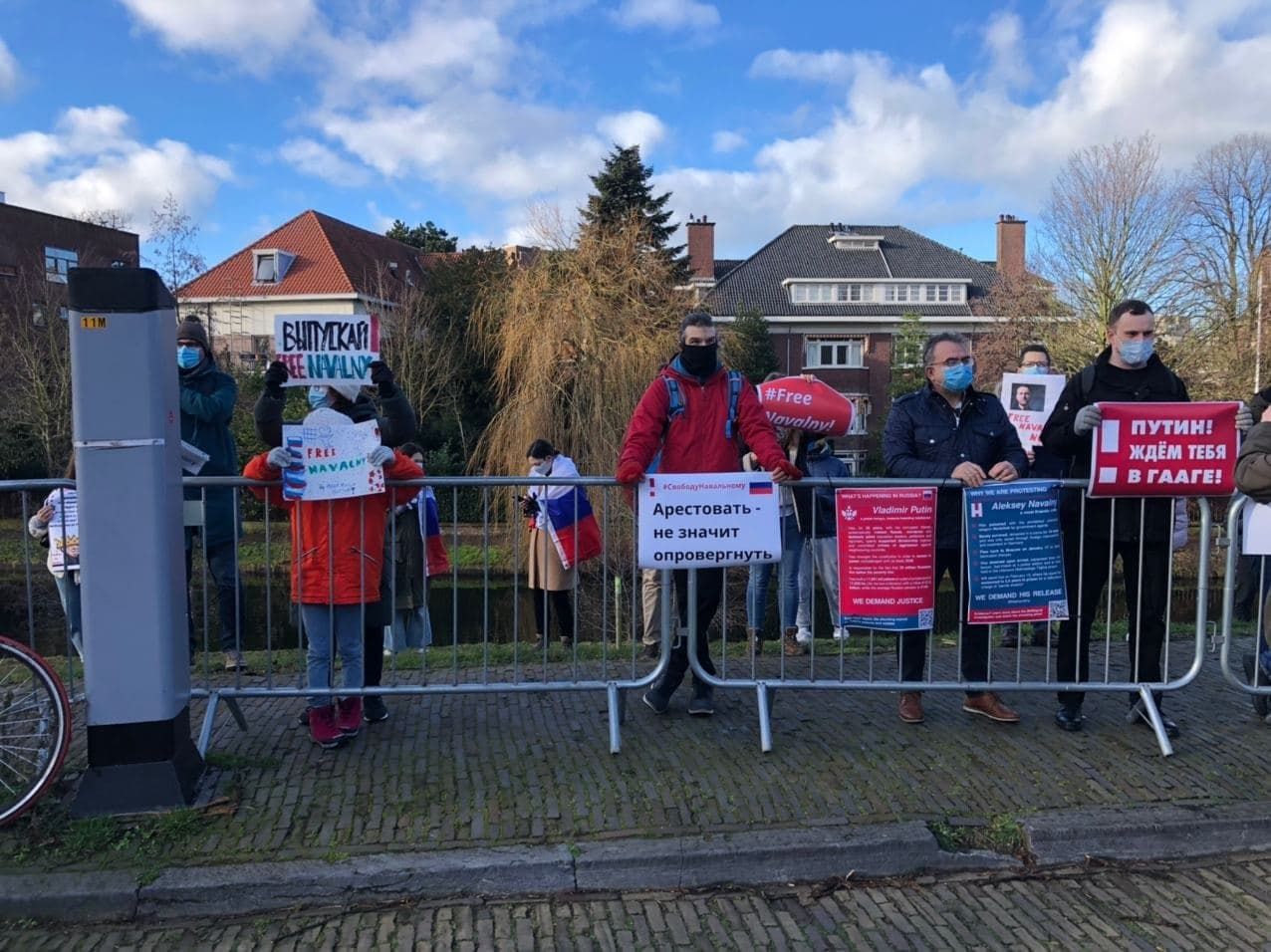 Люди в різних країнах вийшли на протести на підтримку Навального Люди в різних країнах вийшли на протести на підтримку Навального