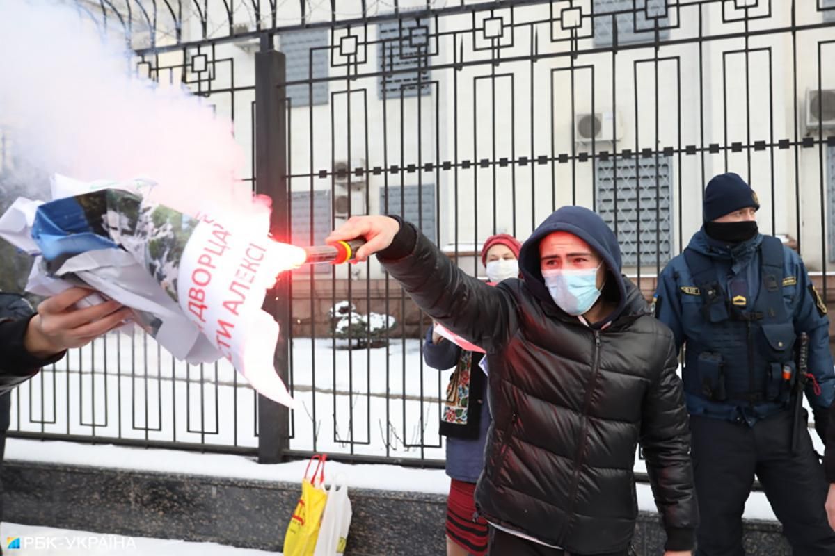 На акции за Навального произошли столкновения у посольства России
